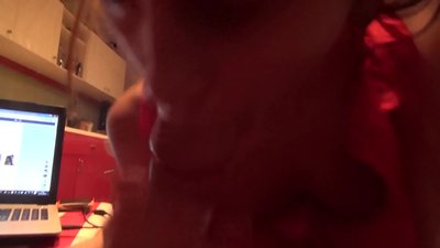 வீட்டில் யாரும் இல்லாத நேரத்தில் பள்ளி மாணவி தன் சகோதரனின் குச்சியை உறிஞ்சுகிறாள்